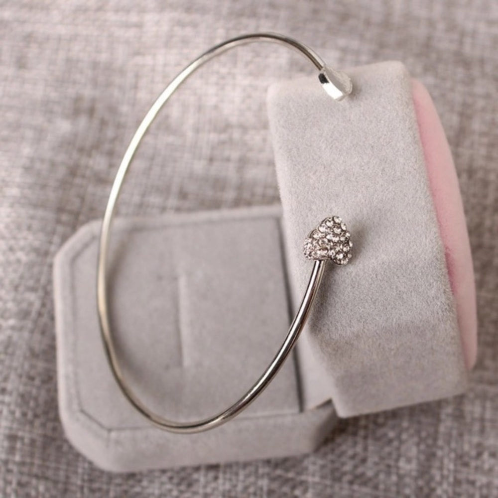 NEW๐๐BEAUTIFUL๐SILVERY๐HEART๐CUFF๐๐BRACELET - Picture 1 of 8